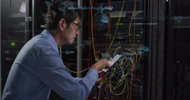 Tablet verileri analiz ediliyor, sunucu odasında animasyon arayüzü olan teknisyen. Teknoloji, siber güvenlik, yenilik, ağ, mühendis, dijital