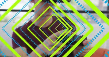 Sanal gerçeklik kulaklığı kullanarak, odada geometrik animasyon yaşayan kişi. Teknoloji, yenilik, sürükleyici, dijital, fütürist, yaratıcılık