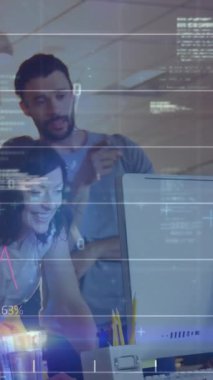 Çeşitli iş adamlarının bilgisayar kullanarak finansal veri işleme animasyonları. küresel iş, finans ve dijital arayüz kavramı dijital olarak oluşturulmuş video.