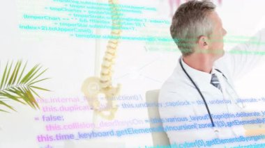 Steteskoplu beyaz önlüklü doktor, programlama kodu animasyonuyla örtülmüş. Teknoloji, kodlama, yenilik, dijital, sağlık, tıp