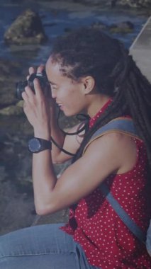 Gezinti güvertesinde kamerayla fotoğraf çeken melez bir kadının üzerindeki ışık lekelerinin canlandırması. sağlık ve zindelik kavramı dijital olarak oluşturulmuş video.