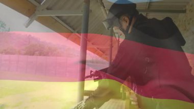 Taktik teçhizat takmış, Çin bayrağı animasyon kaplamalı ateşli silah kullanan biri. Ordu, asker, ordu, silah, savunma, strateji