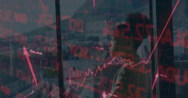 Ofiste, borsada dalgalanan veri ve animasyon grafiklerini gözlemleyen bir işadamı. Maliye, ekonomi, ticaret, yatırım, analitik, teknoloji