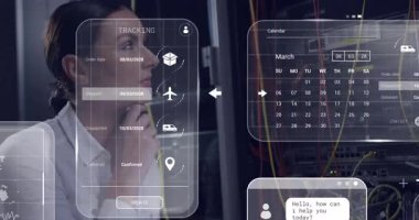 Dijital arayüzle etkileşim, sunucu odasında veri ve grafikleri analiz eden iş kadını. Teknoloji, ağ oluşturma, analitik, siber güvenlik, yenilik, şirket