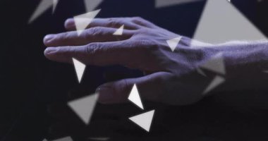 Fütürist tarzda parlayan geometrik animasyon ile dijital arayüz kullanan bir el. Teknoloji, yenilik, sanal