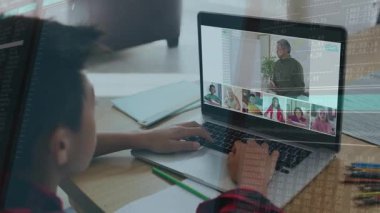 Veri işleme animasyon örtüsüyle sanal toplantıya katılan kişi. İş, teknoloji, dijital, çevrimiçi, iletişim, işbirliği