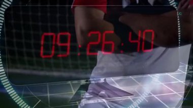 Kırmızı ve beyaz formalı futbolcuyu çevreleyen dijital geri sayım zamanlayıcısı animasyonu. Spor, futbol, aksiyon, rekabet, maç
