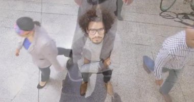 Kaldırımda çömelmiş, gözlüklü bir adam bisikletin yanından geçiyor. Şehir, ulaşım, bisiklet, gözlük, hareket, sokak