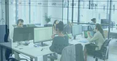 Ofiste, masalarda döviz kurlarıyla çalışan insanlar animasyon örtüşüyor. Finans, takım çalışması, teknoloji, iş, ekonomi, ticaret