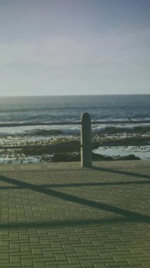 Gezinti güvertesinde koşan melez kadının üzerindeki ışık lekelerinin canlandırması. sağlık ve zindelik kavramı dijital olarak oluşturulmuş video.