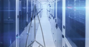 Veri merkezi koridorunda sunucu rafları ve dijital veriler animasyonu örtüyor. Teknoloji, sunucular, ağ, altyapı, veri tabanı, siber güvenlik