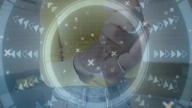 Sanal dokunmatik ekran ile etkileşimde, geleceksel animasyon arayüzü kullanan kişi. Teknoloji, yenilik, sanal gerçeklik, dijital, etkileşim, siber