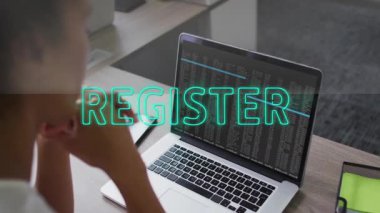REGISTER ekranında veri olan dizüstü bilgisayarı kullanan kişi üzerine metin animasyonu. Teknoloji, dijital, kayıt, çevrimiçi, iş