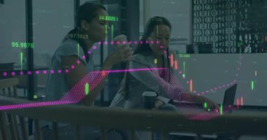 Finansal verileri dünya haritası örtüşmesi ile tartışmak, iş kadınları ofis toplantılarında. Finans, küresel, takım çalışması, şirket, strateji, beyin fırtınası