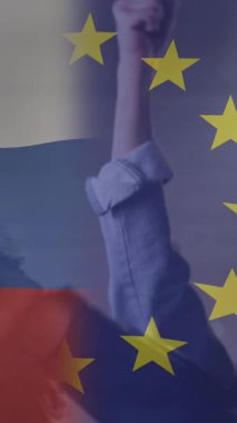 Afro-Amerikan kadın ve erkek protestocular üzerinde Rusya ve Avrupa Birliği bayrağının animasyonu. Ukrayna krizi ve uluslararası politika kavramı dijital olarak oluşturuldu.