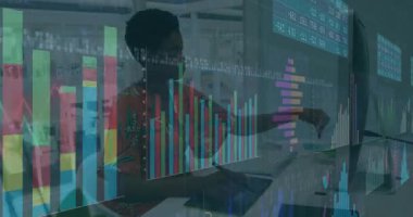 İş kadını, ofisteki finansal grafikleri ve veri işleme animasyonunu analiz ediyor. Finans, analitik, strateji, veri analizi, şirket, teknoloji