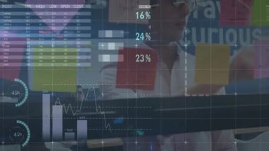 Grafikler ve dünya haritası ile veri görselleştirmesi, iş dünyasının profesyonel çalışması. analitik, strateji, küresel, teknoloji, veri içgörüleri, takım çalışması