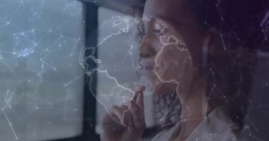 Animasyon kullanarak, dijital dünya haritası olan kadın küresel bağlantıyı gösteriyor. Teknoloji, yenilik, ağ, iletişim, fütürist, veri
