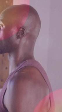 Kameraya gülümseyen Afro-Amerikan formda bir adamın üzerindeki noktaların animasyonu. Sosyal medya, teknoloji ve iletişim konsepti dijital olarak oluşturulmuş video.