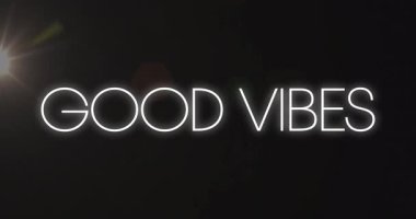Koyu arkaplanda parlayan Good Vibes metninin ışık parıltısıyla canlandırılması. Tipografi, pozitiflik, neon, motivasyon, ilham verici, harf