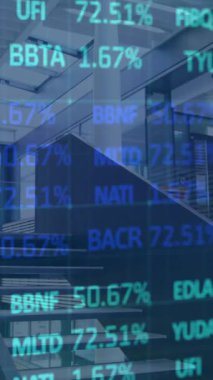 Kafkasyalı iş adamının finansal veri işleme animasyonu. iş, dijital arayüz ve veri işleme konsepti dijital olarak oluşturulmuş video.