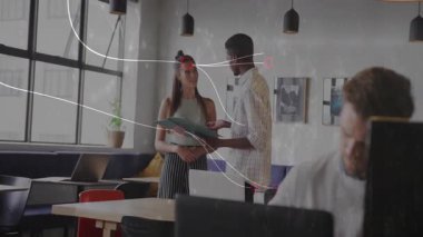 Belgeleri, modern ofisteki çeşitli iş arkadaşlarını ağ animasyonlarını tartışıyorlar. Takım çalışması, işbirliği, teknoloji, çeşitlilik, yenilik, iletişim