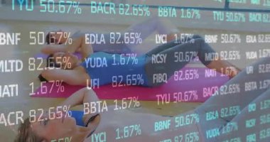 Borsa verileriyle paspaslar üzerinde egzersiz yapan insanlar animasyonu örtüyor. Fitness, egzersiz, finans, egzersiz, teknoloji, hisse senedi