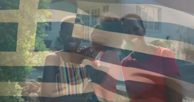 Yunan bayrağı tutmak, güneşli bir günde açık havada gülümseyen aile animasyon örtüsüyle. Birlik, mutluluk, kültür, gelenek, piknik, yaz mevsimi