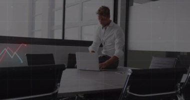 Konferans odasında kol ayarlama, finansal grafik animasyonu olan iş adamı. finans, kurumsal, sunum, yürütme