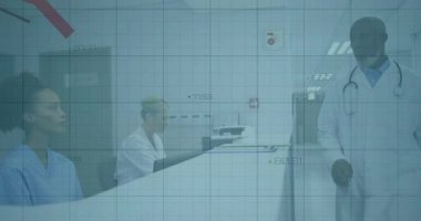 Hastane masasında finansal veri animasyonlarıyla çalışan tıp uzmanları. Sağlık, takım çalışması, analiz, ortaklık, strateji, yenilik