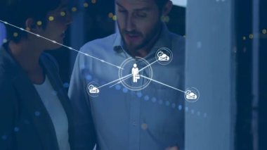 İki kişinin işbirliği yaptığı bağlantılar ve veri işleme animasyonu ağı. Teknoloji, işbirliği, yenilik, ağ oluşturma, dijital, takım çalışması