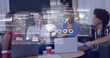 Okulda, çeşitli gruplar dijital veri analizleriyle animasyon tartışmaları yapıyorlar. Eğitim, takım çalışması, teknoloji, beyin fırtınası, yaratıcılık, işbirliği