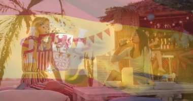 Plaj barında, kadınlar ellerinde İspanyol bayrağının animasyonuyla içki tutuyorlardı. Yaz, tatil, içecekler, kutlama, şenlik, rahatlama