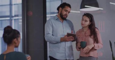 Tablet ve kupaları tutan, modern ofiste iş tartışan meslektaşlar. İşbirliği, takım çalışması, beyin fırtınası, teknoloji, tartışma, birlikte çalışma