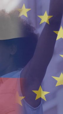 Afro-Amerikan kadın protestocu yüzünden Rusya ve Avrupa Birliği bayrağının animasyonu. Ukrayna krizi ve uluslararası politika kavramı dijital olarak oluşturuldu.