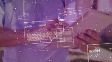 Stylus 'lu tablet kullanan kişi üzerinde dijital veri ve kodlama animasyonu. Teknoloji, yazılım