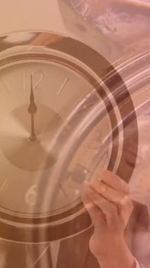 El ele tutuşan saatin animasyonu. küresel iş ve dijital arayüz kavramı dijital olarak oluşturulmuş video.