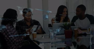 Çeşitli takımlar veri işleme animasyonu eşleşen dizüstü bilgisayarlar üzerinde çalışıyor. Teknoloji, işbirliği, takım çalışması, yenilik, iş dünyası, bilgisayar