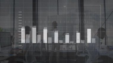 Modern ofiste, toplantıyı kapsayan finansal veri tabloları ve grafiklerin animasyonu. İş, finans, analitik, takım çalışması, sunum, işbirliği