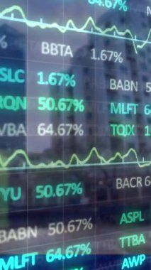 Şehirdeki finansal verilerin ve grafiklerin animasyonu. küresel finans, ekonomi, iş ve teknoloji kavramı dijital olarak oluşturulmuş video.