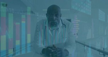 Tıbbi verileri analiz ediyorum. Hastanedeki doktor grafik ve çizelgeleri canlandırıyor. Sağlık, veri analizi, teknoloji, sağlık hizmetleri uzmanı, dijital, yenilik