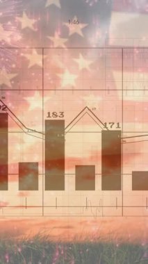 Amerika bayrağı üzerinde veri işleme animasyonu. küresel iş, finans, bağlantılar ve dijital arayüz konsepti dijital olarak oluşturulmuş video.