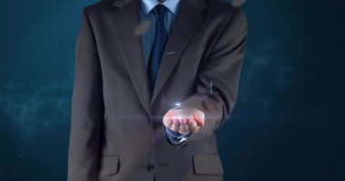 Dijital asma kilit hologramı, veri koruması ve siber güvenliği temsil eden iş adamı. teknoloji, şifreleme, yenilik, güvenlik
