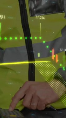 Depodaki beyaz işçiyle ilgili finansal veri işleme animasyonu. Dijital olarak üretilen video konsepti.