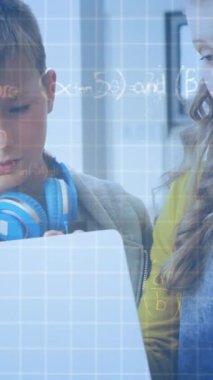 Sınıfta dizüstü bilgisayarla matematik denklemlerinin okul çocukları üzerindeki animasyonu. eğitim, öğrenme ve teknoloji konsepti dijital olarak oluşturulmuş video.