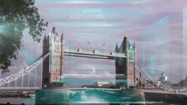 Gökyüzü ve su üzerinde dijital veri işleme animasyonuyla Tower Bridge. Teknoloji, yenilik, bağlantı, ağ, fütüristik, mimari