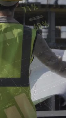 İnşaat alanında planları olan kadın mimarın istatistiksel işlemlerinin animasyonu. iş, geliştirme ve üretkenlik kavramı dijital olarak oluşturulmuş video.