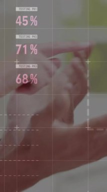 Toplantıdaki iş adamları üzerinde istatistik ve mali veri işleme animasyonu. küresel iş ve veri işleme kavramı dijital olarak oluşturulmuş video.