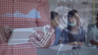 Okul kütüphanesinde, öğrenciler dijital teknolojiyi animasyon örtüsü olarak kullanarak işbirliği yapıyorlar. işbirliği, eğitim, yenilik, araştırma, takım çalışması, aygıtlar