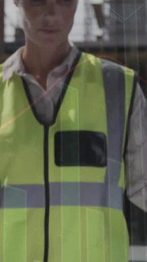 İnşaat alanında planları olan kadın mimarın istatistiksel işlemlerinin animasyonu. iş, geliştirme ve üretkenlik kavramı dijital olarak oluşturulmuş video.